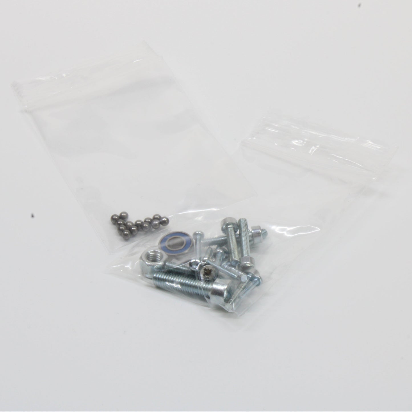 in durchsichtigen Tüten abgepackte Schrauben, Lager und Stahlkugeln