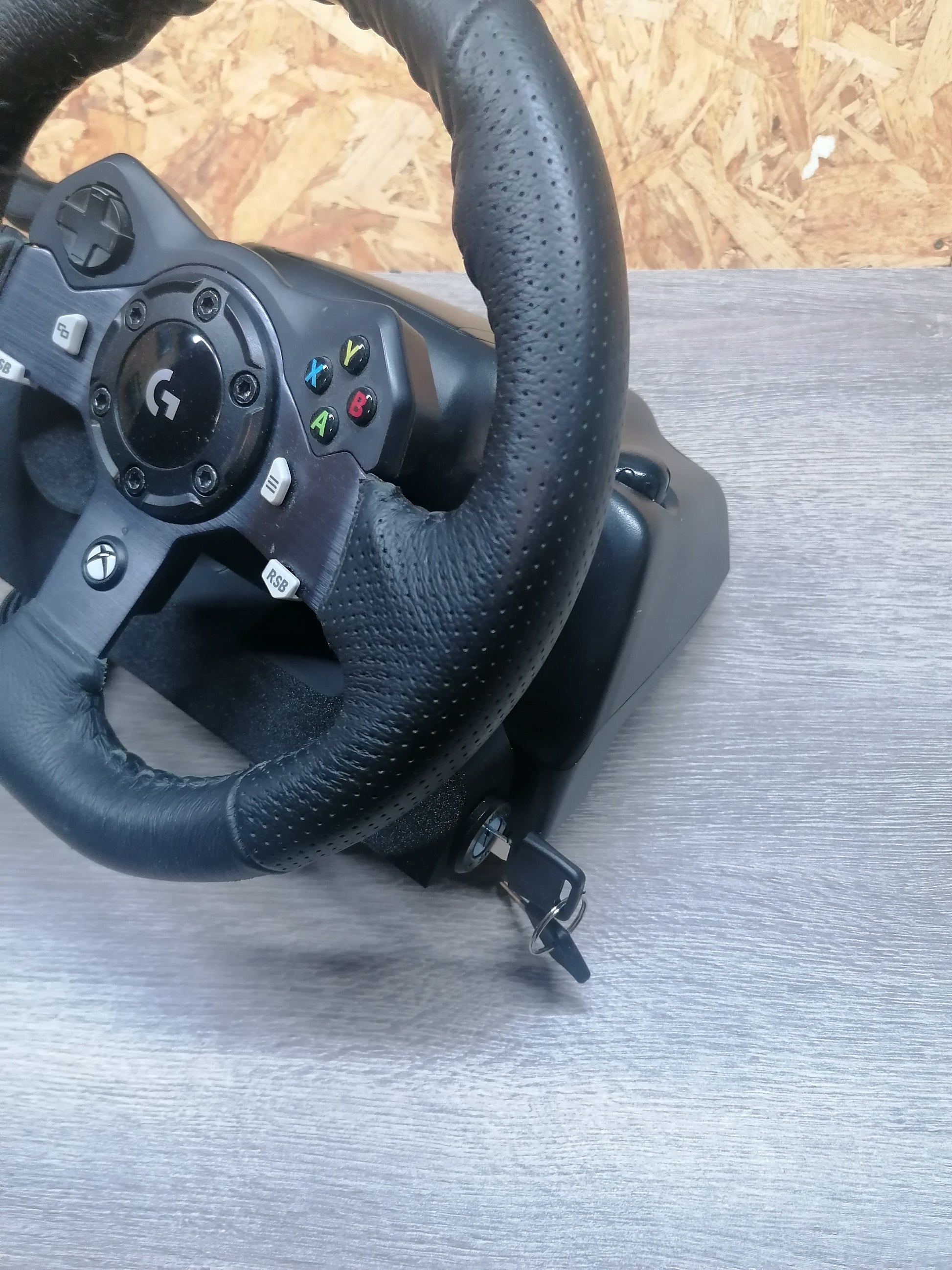 BIld des DirectionControl Kits montiert am Logitech Lenkrad - ansicht rechts