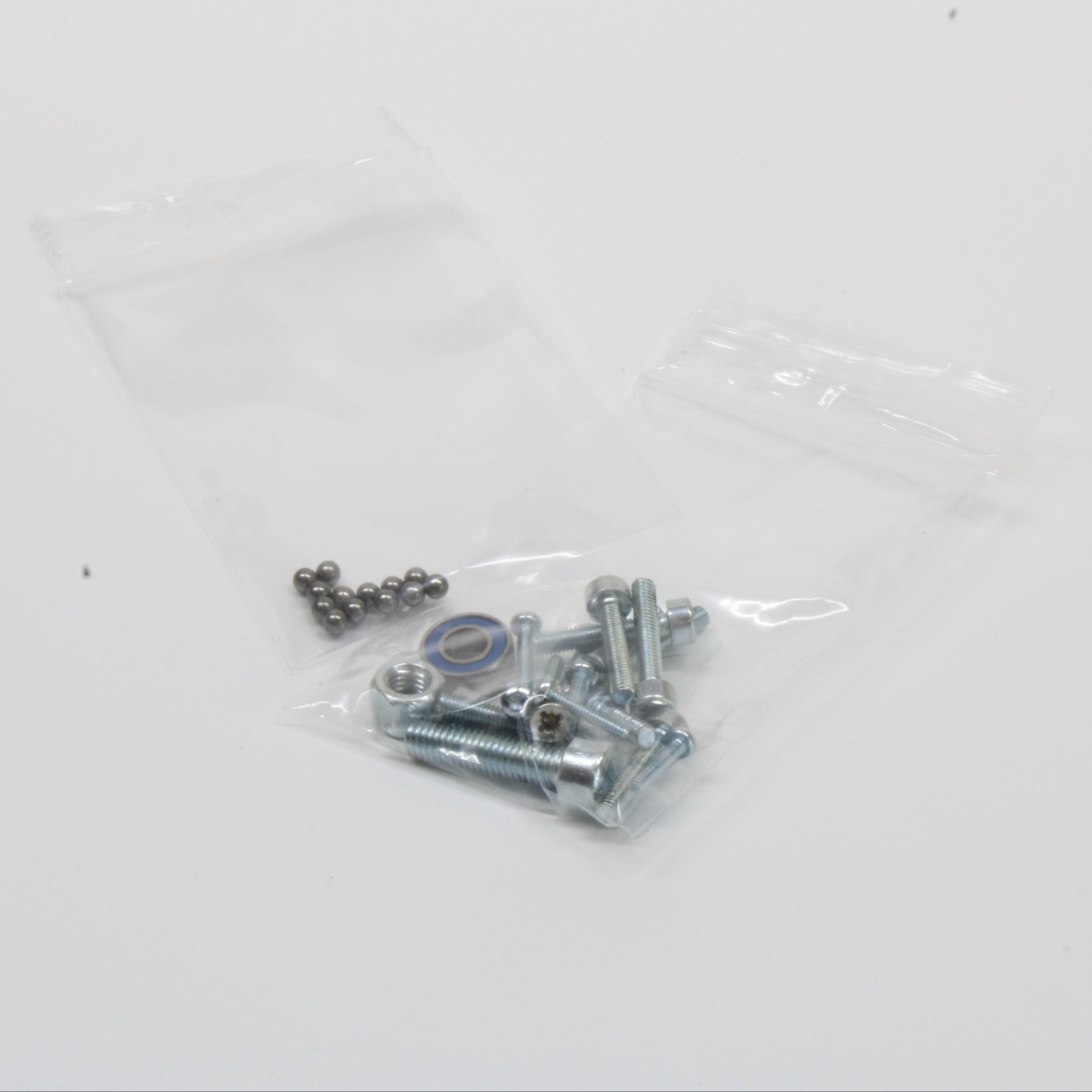 in durchsichtigen Tüten abgepackte Schrauben, Lager und Stahlkugeln