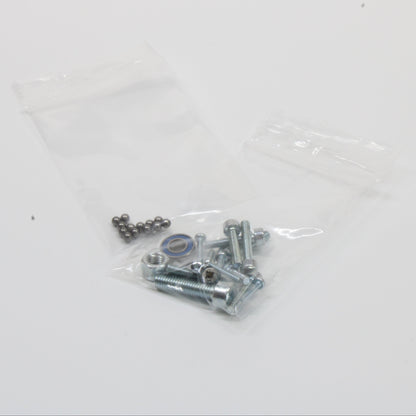 in durchsichtigen Tüten abgepackte Schrauben, Lager und Stahlkugeln