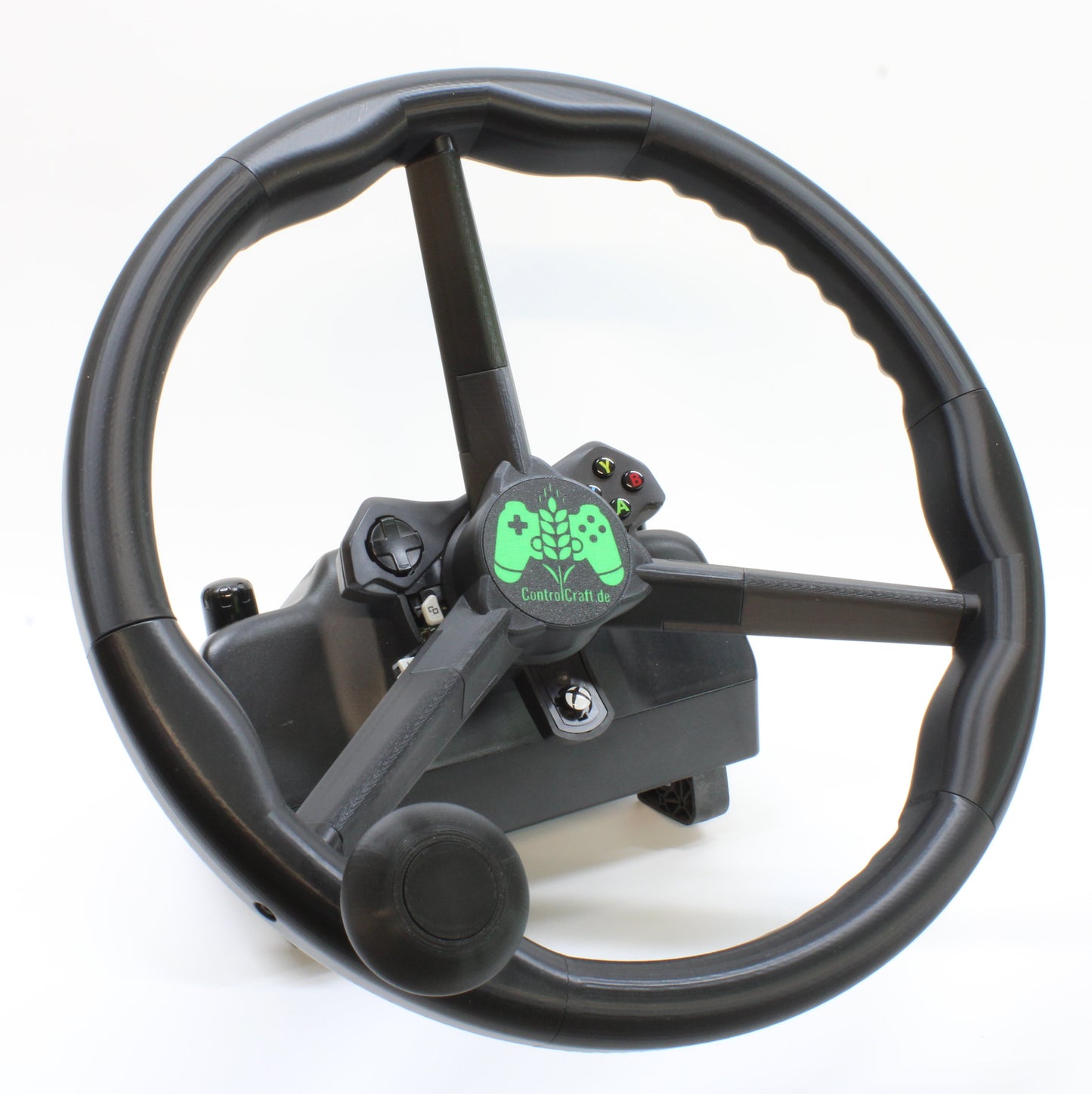 Foto mit fertig montierten Orbis Lenkrad auf Logitech Basis montiert. Fotografiert von vorne links