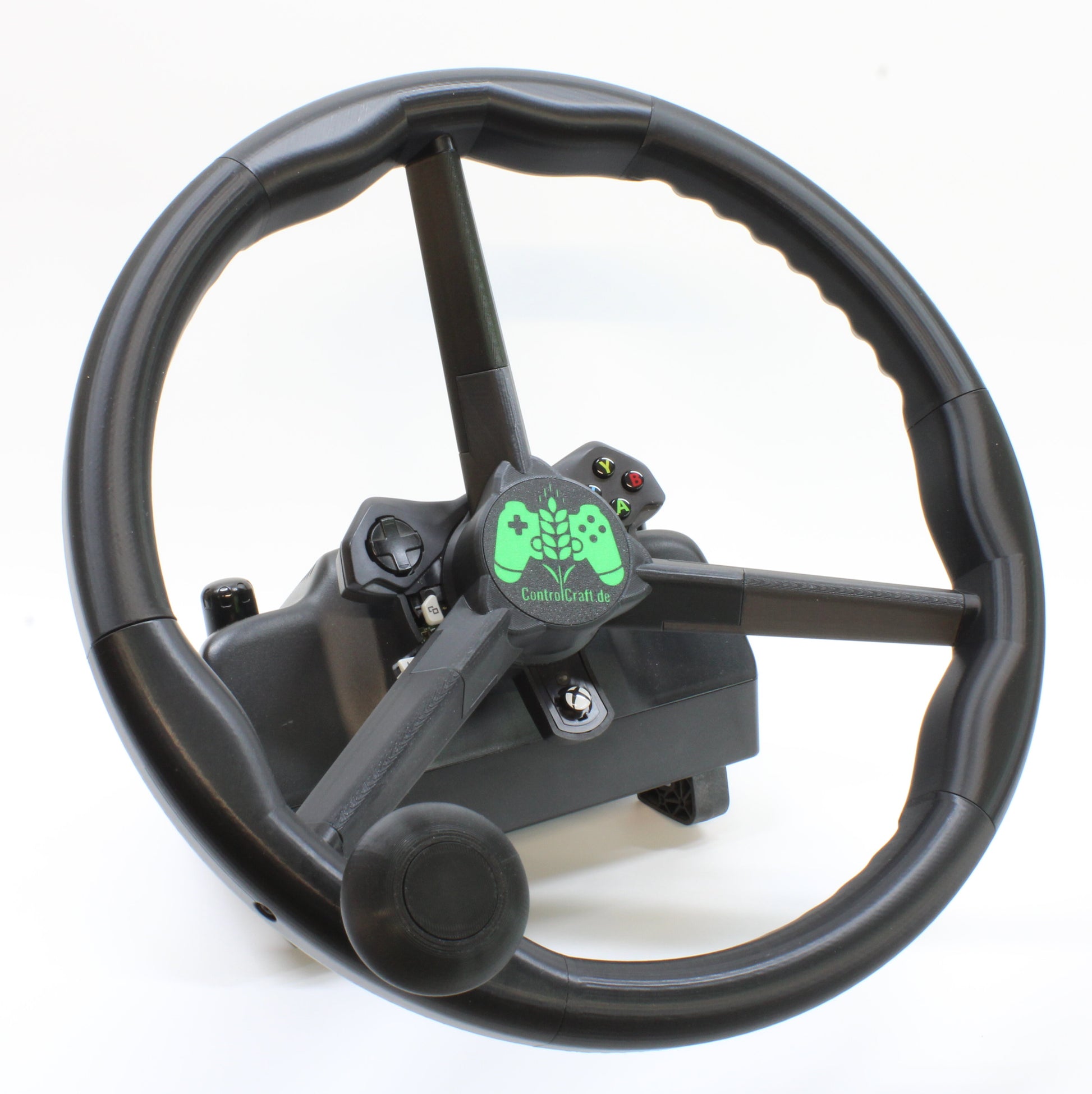 Foto mit fertig montierten Orbis Lenkrad auf Logitech Basis montiert. Fotografiert von vorne links