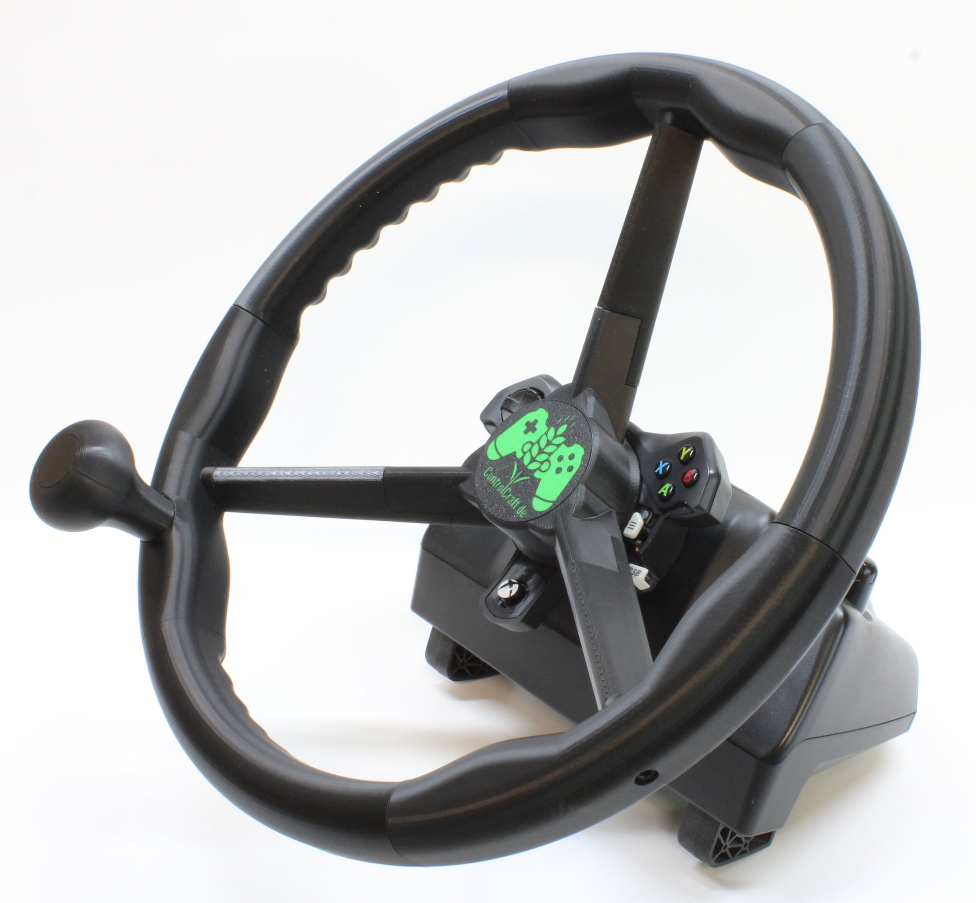 Foto mit fertig montierten Orbis Lenkrad auf Logitech Basis montiert. Fotografiert von vorne rechts.