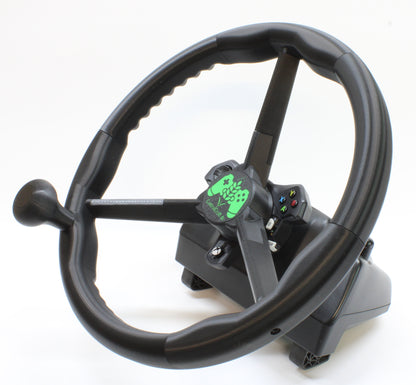 Foto mit fertig montierten Orbis Lenkrad auf Logitech Basis montiert. Fotografiert von vorne rechts.