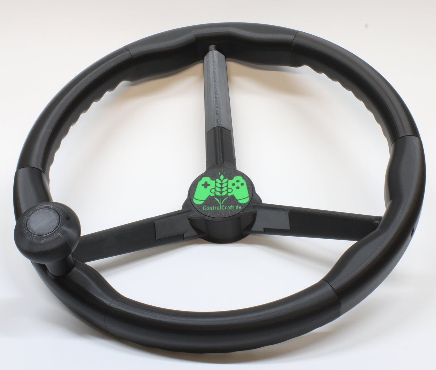 Fertig montiertes Orbis Lenkrad vor weißem Hintergrund